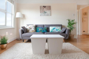 Chic two bed flat sleeps 5 next to train station